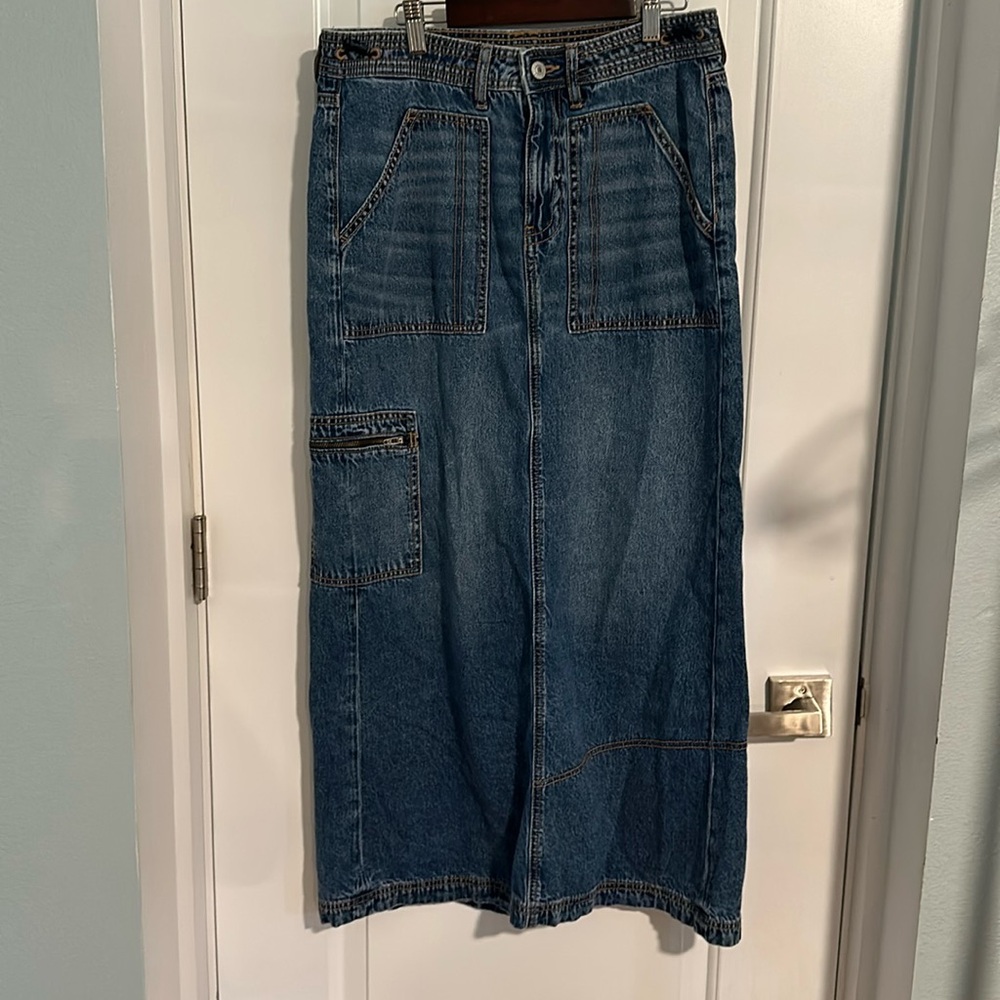 American Eagle low rise maxi denim skirt size 6.